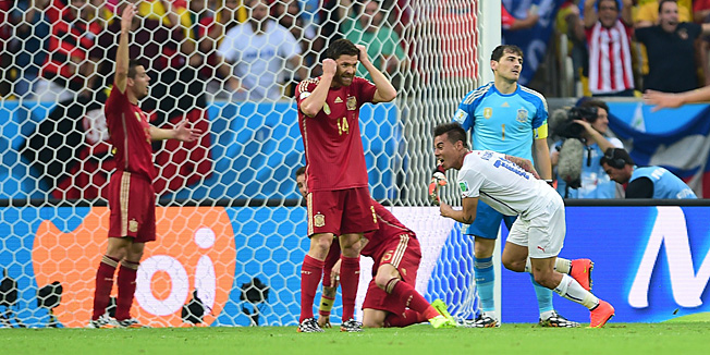 Chile's forward Eduardo Vargas (C) celebrates after scoring a goal as Spain's goalkeeper and captain Iker Casillas (R) and Spain's midfielder Xabi Alonso (L) react during a Group B football match between Spain and Chile in the Maracana Stadium in Rio de Janeiro during the 2014 FIFA World Cup on June 18, 2014.  AFP PHOTO / MARTIN BERNETTI