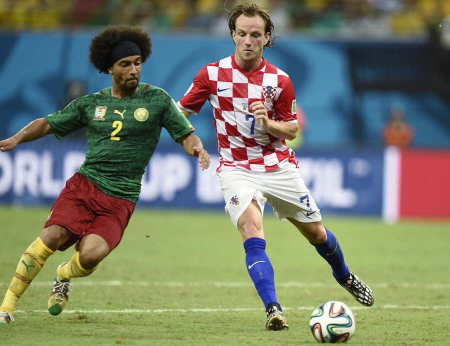 Manaus, Brazil, 180614.Arena Amazonia.20. Svjetsko nogometno prvenstvo u Brazilu 2014. Utakmica 2. kola skupine A izmedju Kameruna i Hrvatske.Na fotografiji: A-Ekotto i Ivan Rakitic.Foto: Tom Dubravec / CROPIX