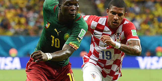 TOPSHOTSCroatia's midfielder Sammir (R) looks on as Cameroon's forward Vincent Aboubakar runs with the ball during the Group A football match between Cameroon and Croatia at The Amazonia Arena in Manaus on June 18, 2014, during the 2014 FIFA World Cup. AFP PHOTO / JAVIER SORIANO