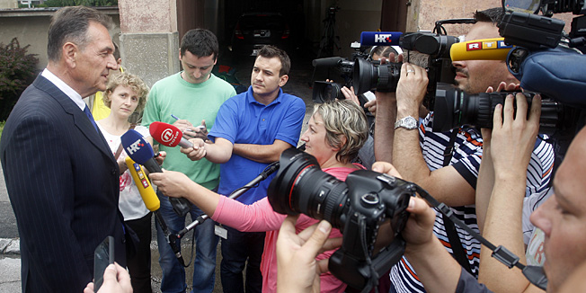 Varazdin, 200614.Radimir Cacic nakon odsluzenja jednogodisnje zatvorske kazne zbog izazivanja prometne nesrece u Madjarskoj vratio se u Varazdin.Na fotografiji: Radimir CacicFoto: Zeljko Hajdinjak / Cropix