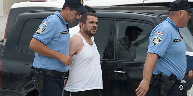 Metkovic, 200614.Policijska akcija Gladius 2 u Metkovicu u koordinaciji dubrovacke PU i USKOK-a odnosno Drzavnog odvjetnistva RH. U akciji policijskih snaga na podrucju PU Metkovske u manje od sat vremena uhiceno je pet osoba osumnjicenih da su ukljuceni u zloporabu opojnih sredstava i prekogranicni kriminal sverca narkotika.Foto: Denis Jerkovic / CROPIX