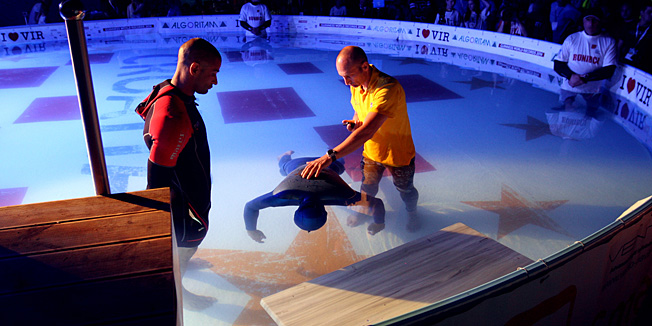 Vir, 200614.Trg svetog Jurja. Ronilac Goran Colak veceras je na Viru oborio Guinnessov rekord u zadrzavanju daha pod vodom od 22 minute i 30 sekund  zadrzao je dah pune 23 minute i 1 sekundu.Foto: Jure Miskovic / CROPIX 