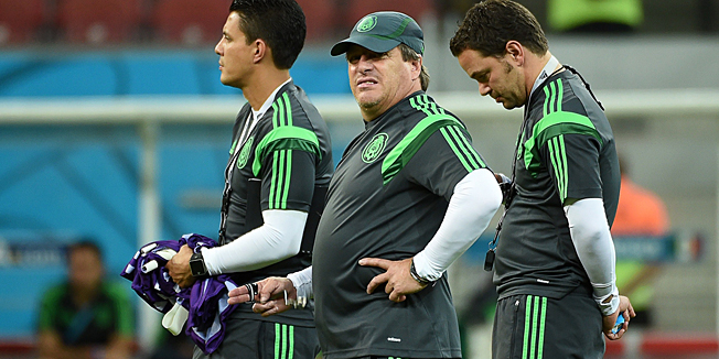 Mexico's coach Miguel Herrera (C) looks on during a training session at Pernambuco Arena in Recife on June 22, 2014, on the eve of the 2014 FIFA World Cup Group A football match between Croatia and Mexico.   AFP PHOTO/ YURI CORTEZ