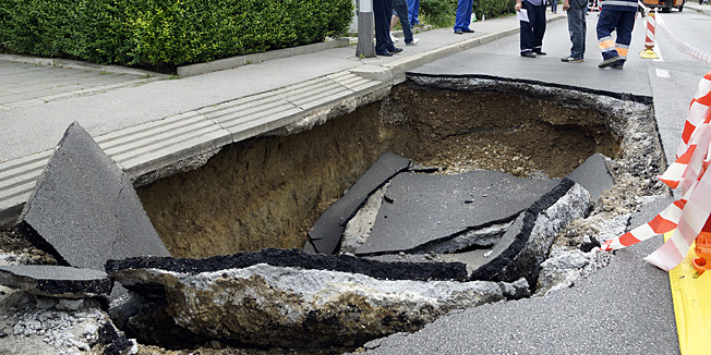 Zagreb, 230614.U Lascinskoj ispred broja 96 doslo je do propadanja asfalta u  dubinu od 2 metra. Na istom mjestu asfalt je propao i prije godinu dana.Foto: Marko Todorov / CROPIX                               