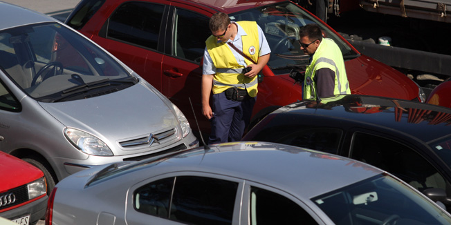 Zadar, 021013.Poluotok. Od 1. listopada u Zadru se skracuje vrijeme naplate parkinga, pa ce se parkiranje radnim danom naplacivati od 8 do 16 sati u svim parkirnim zonama, a subotom od 8 do 14 sati. Za prvu zonu sada ce morati izdvojiti 48 kuna. Za drugu zonu cijena dnevne karte iznosit ce pak 32 kune, a trece 24 kune.Foto: Jure Miskovic / CROPIX