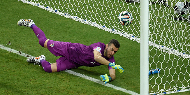 Croatia's goalkeeper Stipe Pletikosa fails to save Mexico's first goal of the match, headed in by Mexico's defender and captain Rafael Marquez (not seen), during a Group A football match between Croatia and Mexico at the Pernambuco Arena in Recife during the 2014 FIFA World Cup on June 23, 2014.     AFP PHOTO / JAVIER SORIANO