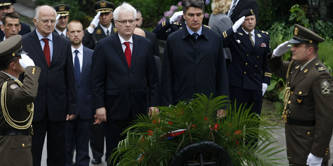 Zagreb, 250614.Gradsko groblje Mirogoj.Predsjednik Hrvatskoga sabora Josip Leko, predsjednik RH Ivo Josipovic i predsjednik Vlade Zoran Milanovic prisustvovali su obiljezavanju Dana drzavnosti polaganjem vijenaca i paljenjem svijeca na grobnicama Glas hrvatske zrtve - Zid boli, Grobnici narodnih heroja, Sredisnjem krizu u Aleji poginulih hrvatskih branitelja iz Domovinskog rata, grobu prvog predsjednika RH Franje Tudjmana, te zajednickoj grobnici za neinditificirane zrtve iz Domovinskog rata na Krematoriju.Na fotografiji: Josip Leko, Ivo Josipovic i Zoran Milanovic.Foto: Ranko Suvar / CROPIX