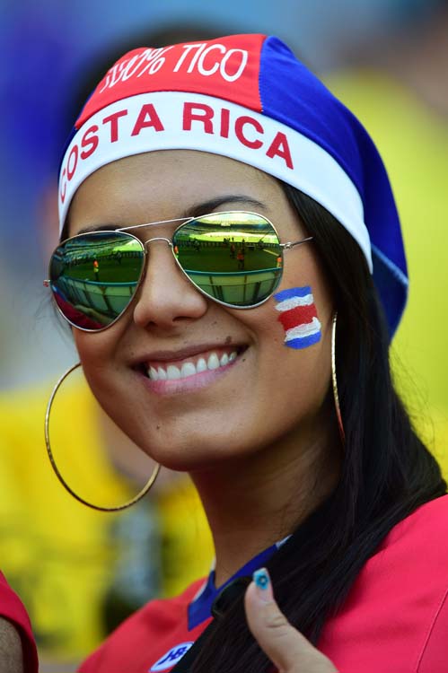 A Costa Rica fan is pictured before the start of a Group D match between Costa Rica and England at the Mineirao Stadium in Belo Horizonte during the 2014 FIFA World Cup on June 24, 2014.  AFP PHOTO / RONALDO SCHEMIDT