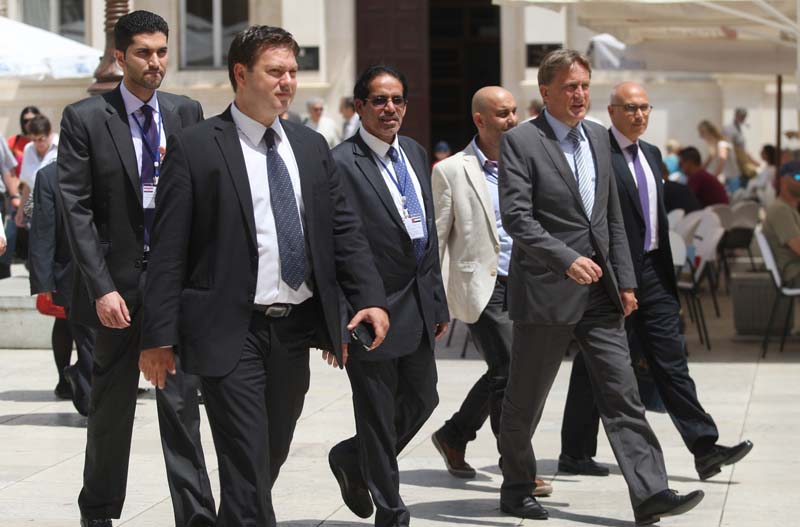 Zadar, 250614.U sklopu svoje prve gospodarske misije u Hrvatskoj, u sluzbenom dvodnevnom posjetu Zadru borave predstavnici Federacije komora za gospodarstvo i industriju Ujedinjenih Arapskih Emirata. Gradonacelnik Bozidar Kalmeta sa suradnicima, primio je predstavnike delegacije Ujedinjenih Arapskih Emirata. Na fotografiji: Mohamed Al Nuaimi iz Gospodarske komore UAE i Abdul Rahman Al Jaber, tajnik veleposlanstva UAE u Berlinu i Bozidar Kalmeta, gradonacelnik.Foto: Jure Miskovic / CROPIX