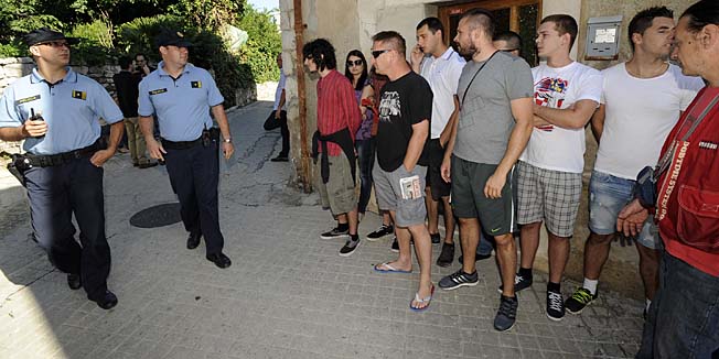 Split, 270614.Udruga Zivi zid jutros je sprijecila delozaciju Igora Dumanica i supruge iz kuce u Kamenitoj 60. Igora tuzi njegov brat Zeljko i zeli ga izbaciti iz zajednicke kuce. Slucaj je na Opcinskom sudu.Na fotografiji: policija i aktivisti Zivog zida pred kucom DumanicevihFoto: Nikola Vilic  / CROPIX