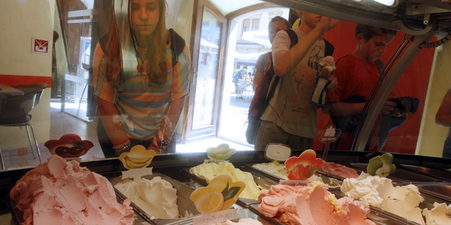 Varazdin, 100614.Val vrucina koji je zahvatio Hrvatsku zagrijao je i Varazdin. Preporucuje se uzimati puno tekucine i nositi sto laganiju odjecu, a djeca se najradije hlade sladoledom.Na fotografiji: u slasticarnici na Trgu kralja Tomislava kuglica sladoleda je po pet kuna.Foto: Zeljko Hajdinjak / Cropix