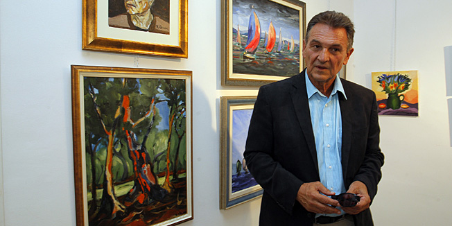 Pazin, 280614.Politicar Radimir Cacic izlaze svoje likovne radove na skupnoj izlozbi radova polaznika Uliksovog tecaja slikarstva. Sliek su nastale za vrijeme Caciceva sluzenja zatvorske kazne za pocinjenu prometnu nesrecu.Svi su radovi naslikani uljem na platnu.Na fotografiji: Radimir Cacic.Foto: Goran Sebelic / CROPIX