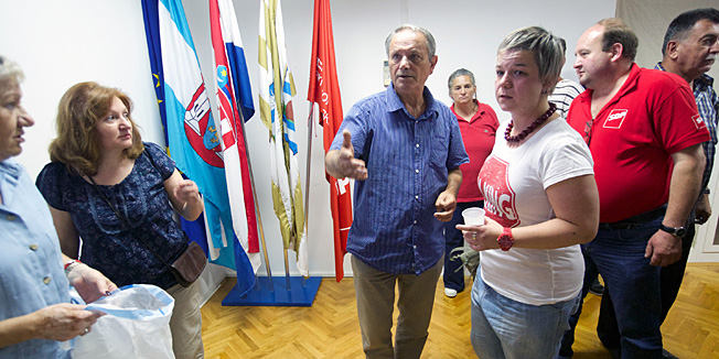 Vukovar, 150614.Na izborima za Gradsko vijece grada Vukovara pobjedio je HDZ, a u izbor za gradonacelnika Vukovara u drugi krug ulaze Ivan Penava iz HDZ-a i Zeljko Sabo kao nezavisni kandidat.Na fotografiji: Zeljko Sabo, nezavisni kandidat rezultate izbora cekao je u prostorijama vukovarskog SDP-a.Foto: Vlado Kos / CROPIX