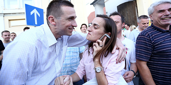 Vukovar, 290614Ivan Penava, kandidat koalicije Stranka oko HDZ-a, novi je gradonacelnik Vukovara.Tako su odlucili gradjani Vukovara u drugom krugu u kojem je utrku za gradonacelnicku fotelju Penava vodio protiv bivseg gradonacelnika Zeljka Sabe, koji je na izbore izasao kao neovisni kandidat, ali i kojega podrzavaju stranke okupljene oko vukovarskog SDP-a.U stozeru HDZ-a vec je pocela proslava i upucuju se cestitke Penavi koji je pobjedu odnio za samo 191 glas.HDZ ce poslije pet godina ponovno voditi Vukovar.Na fotografiji: Ivan Penava.Foto: Emica Elvedji / CROPIX