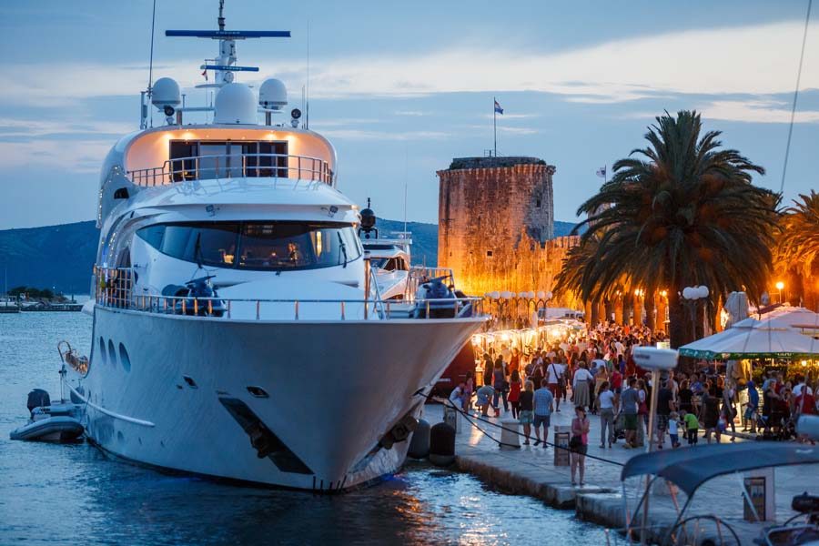 Trogir, 290614.Grad Trogir veceras je bio okupiran mnostvom turista koji su uzivali u setnji starom jezgrom i rivom.Foto: Zvonimir Barisin / CROPIX