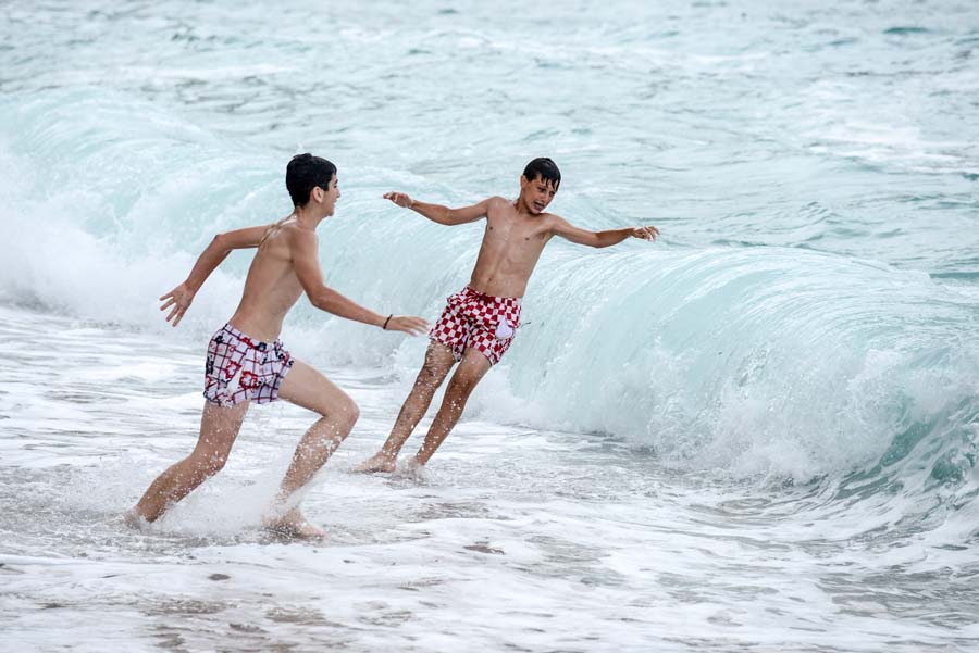 Dubrovnik,300614.Jako jugo, koje puse od jutros, ispraznilo je plazu Banje. Tek su rijetki i odvazni kupaci uzivali u velikim valovima ali i toplom moru.Foto: Tonci Plazibat / CROPIX