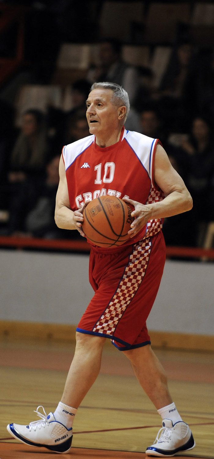 Sibenik ,170310 .Dvorana Baldekin .Veceras je odrzan humanitarni spektakl za prikupljan je pomoci 18 godisnjoj Antei Livljanic koja boluje od karcinoma i potrebna joj je operacija . Na dvije utakmice nastupili su veterani NK Sibenika protiv Split stara u nogometu i kosarci veterni KK Sibenika protiv All stara Hrvatske .Na slici Giuseppe Giergia . Foto: Niksa Stipanicev / CROPIX