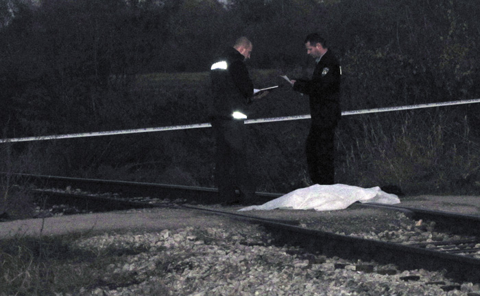 Sisak, 291010.Valentina Horvat, jednoipolgodisnja djevojcica iz Siska, poginula je predvecer u prometnoj nesreci nedaleko od svoje kuce u Ulici Rade Koncara. Na nju je naletio teretni vlak na odvojku pruge kojom se cisterne pune goriva odvoze iz Rafinerije nafte Sisak. Vlak je djevojcicu pregazio i na mjestu usmrtio, a prema svemu sudeci strojovodja nije ni primjetio da je nekoga pregazio nego je nastavio voznju prema krugu Rafinerije. Istraga tek treba utvrditi kako je mala djevojcica dospjela na prugu i sto se dogodilo.Na slici: ocevid je u tijeku. Foto: Mate Piskor / CROPIX                  