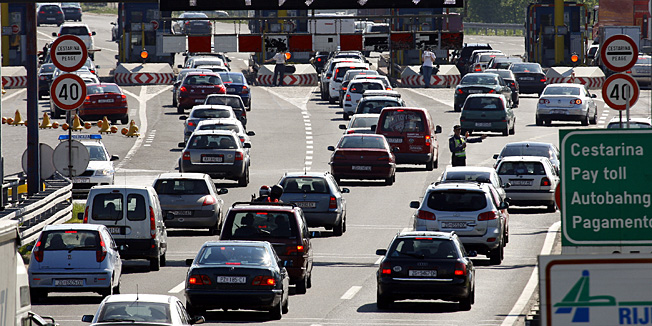 Zagreb, 220411.Lucko.Naplatne kucice.Hrvatski gradjani odlaze na produzeni uskrsnji vikend.Na slici: Guzva na naplatnim kucicama.Foto: Goran Mehkek / Cropix
