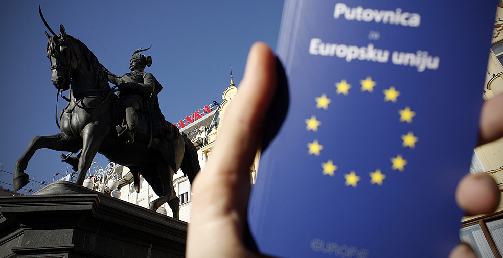 Zagreb, 180112.U nedjelju 22. sijecnja odrzava se referendum na kojemu se odlucuje o ulasku Republike Hrvatske u Europsku uniju.Na slici: ilustracija - putovnica za EU.Foto: Dragan Matic / CROPIX 