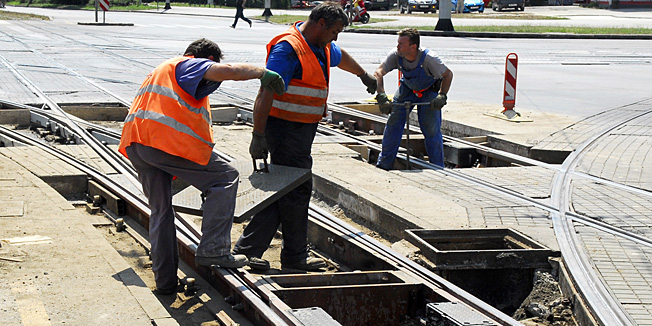 Zagreb, 010809.Tramvajske skretnice na krizanju Vukovarske i Drziceve ulice uredjuju se vec nekoliko dana svih 24 sata. Nocu je svjezije, ali dnevne su temperature vrlo visoke, a kako se radovi blize kraju bit ce kratki predah za ovu ekipu do nekog drugog raskrsca.Foto: Milivoj Keber / CROPIX