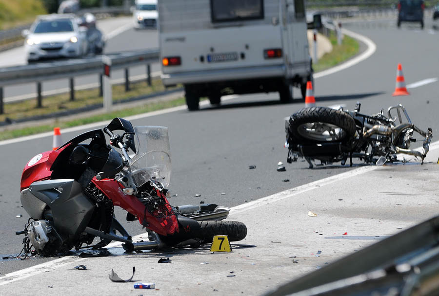 Bosiljevo, 040713. U teskoj prometnoj nesreci koja se dogodila oko 14 sati na 68 km na autocesti A1 kod cvora Bosiljevo u smjeru Zagreba smrtno je stradao 65 - godisnji njemacki drzavljanin. Iz nepoznatih razloga on je svojim motociklom marke BMW udario u stijenu nakon cega je odletio 70 metara a motocikl se raspao do neprepoznatljivosti. Sve okolnosti utvrdit ce se policijskim ocevidom koji je u tijeku.Na fotografiji: Dijelovi motocikla.Foto: Robert Fajt / CROPIX