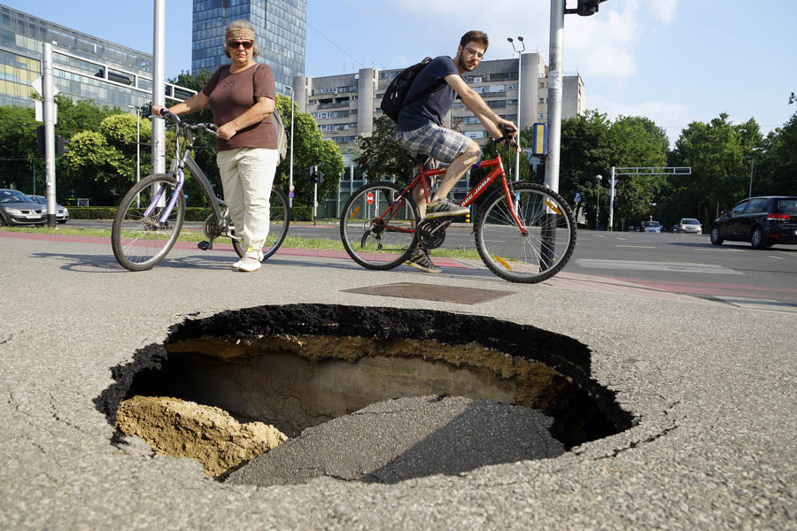 Zagreb, 080713.Vukovarska ulica.Velika rupa otvorila se na plocniku krizanja Vukovarske i Koranske ulice te ugrozava sigurnost prolaznika.Foto: Marko Todorov / CROPIX