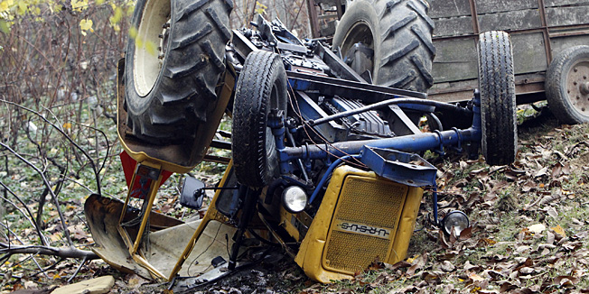 Koprivnica, 091111.Na polju kod mjesta Starigrad kraj Koprivnice na nizbrdici doslo je do prevrtanja traktora u kojem je poginuo vozac Stjepan Medjimurec iz Heresina, slijedi ocevid.Na slici: traktor u kojem je poginuo 74 godisnji traktorist.Foto: Nikola Wolf / Podravski list / Cropix
