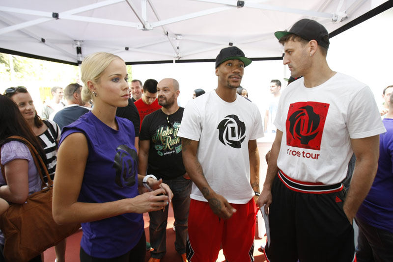 Zagreb, 090713.Otvorenje novog preuredjenog kosarkaskog igralista na Tuskancu.NBA superzvijezda igrac Chicago Bullsa Derrick Rose koji je u sklopu Adidasove globalne turneje dosao u Zagreb otvorio je igraliste. Na slici: Atonija Misura, Derrick Rose, Gordan Giricek.Foto: Ranko Suvar / CROPIX