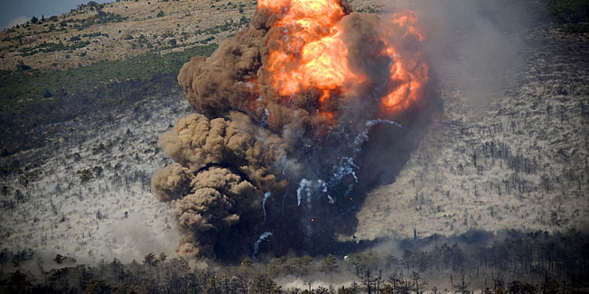 - 2011. U FOTOGRAFIJAMA CROPIX-A - Knin, 140911.Nesto iza 14h na opozarenom podrucju na brdu Medjijak doslo je do velike eksplozije, sto je izazvalo strah stanovnika okolnih sela koji su se vracali svojim domovima. Foto: Ante Cizmic / Cropix