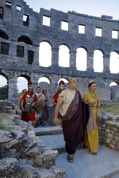 Pula, 100713.Spectacvla Antiqva naziv je novog projekta koji ce se u Pulskom Amfiteatru odrzavati od 20. lipnja do 15. rujna, jednom tjedno, osim za vrijeme filmskog festivala. Veceras su se u Areni odrzale borbe gladijatora, razne radionice, mogla se vidjeti starorimska odjeca i gladijatorski oklopi s oruzjem, te rimske frizure. Organizatori su Turisticka zajednica grada Pule, Arheoloski muzej i Javna ustanova Pula sport.Foto: Goran Sebelic / CROPIX                              