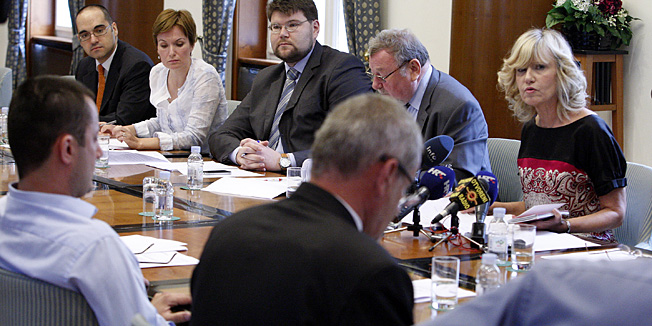 Zagreb, 120713.Sabor.Odbor za Ustav, Poslovnik i politicki sustav odrzao je sjednicu s jednom tockom dnevnog reda na kojoj je, na prijedlog skupine zastupnika u Saboru, raspravljao o prijedlogu odluke o pristupanju promjeni Ustava Republike Hrvatske.Na fotografiji: Pedja Grbin, Vladimir Seks, Ingrid Anticevic Marinovic.Foto: Davor Pongracic / CROPIX