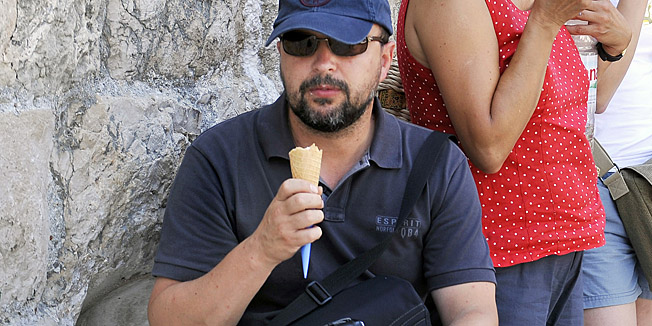 Dubrovnik, 090808.Obitelj koja trazi spas od velikih vrucina u sladoledu i dubokom hladu dubrovackih zidina.Foto: Marko Miscevic / CROPIX
