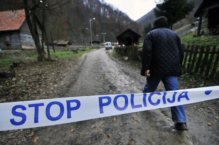 Zumberak, 141009.Eko selo.Do temelja izgorjela staja prilikom jutarnjeg pozara koji je buknuo iz jos neutvrdjenih razloga. U pozaru su izgorile i zivotinje: dva konja, bik, sest koza, dvije ovce i oko cetrdeset komada raznih peradi.Policijska traka na puteljku koji vodi do staje.Foto: Boris Kovacev / CROPIX