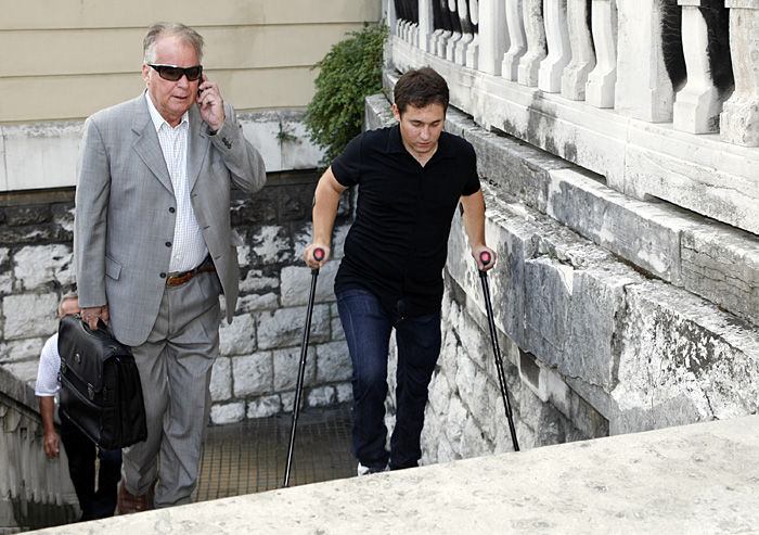 Rijeka, 090909.Na Opcinskom sudu u Rijeci danas je nastavljeno sudjenje u gradjanskoj parnici  Maskarin protiv Klinickog bolnickog centra (KBC) Rijeka za odstetu od 13 milijuna kuna. Miroslavu Maskarinu je 10. srpnja 2006. godine prilikom rutinske operacije slijepog crijeva u rijeckom KBC-u ozlijedjena trbusna aorta te posljedicno amputirana noga. Na slici: odvjetnik Miljenko Baric i Miroslav Maskarin ispred zgrade suda.Foto: Tea Cimas / Cropix