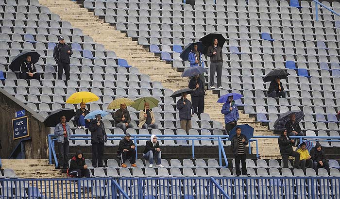 Zagreb, 260910.Prva HNL liga. Utakmica 9. kola izmedju Lokomotive i Dinama, koja je bila otkazana zbog kise i natopljenog terena, odigrava se dan kasnije.Na slici: navijaci na istocnoj tribini.Foto: Drago Sopta / CROPIX