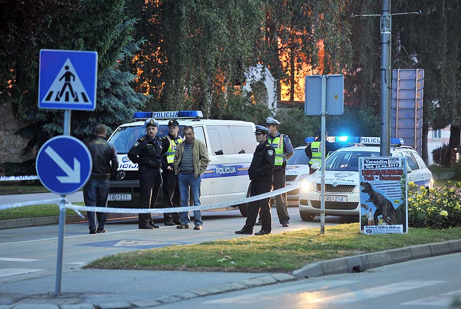 Varazdin, 220511.Kod autobusnog kolodvora doslo do prometne nesrece u kojoj je osobno vozilo naletilo na pjesaka, koji je na licu mjesta preminuo, a vozac osobnog vozila je pobjegao s mjesta nesrece.Foto: Andrej Svoger / Cropix