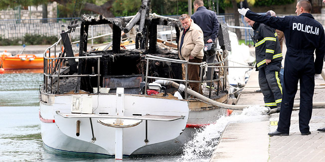 Zadar, 220412.Nocas oko 1.30 sati u blizini marine u Zadru izgorio je drveni brod velicine 11.3 metra. Ocevid je u tijeku.Foto: Andrija Lucic / CROPIX