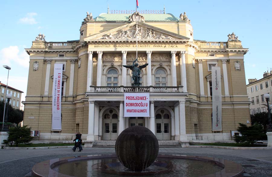 Rijeka, 130115.Transparent na procelju HNK Ivan pl Zajc - Predsjednice dobrodosli u hrvatsko glumiste.Foto: Tea Cimas / CROPIX