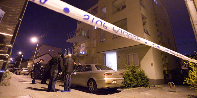 Zagreb, 230315.Podbrezje III, 15.U stambenoj zgradi na zagrebackoj Kajzerici pronadjen je les zenske osobe. Policijski ocevid je u tijeku pri cemu policajci legitimiraju sve osobe koje prolaze liniju policijske trake.Foto: Darko Tomas / CROPIX