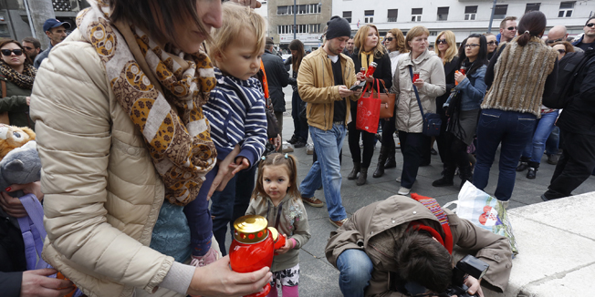Zagreb, 280315.Trg hrvatskih velikana.Mirnom povorkom od Trga Franje Tudjmana do HNB-a clanovi udruge Franak, po posljednji put prije okoncanja pregovora s bankama, zapalili su svijece u pocast svim zrtvama kredita sa klauzulom u svicarskim francima.Foto: Damjan Tadic / CROPIX