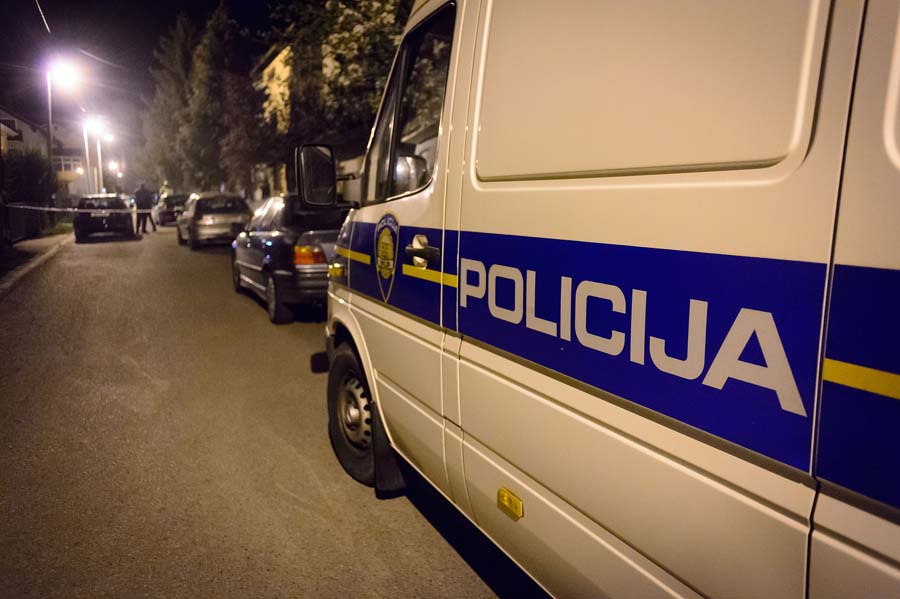 Zagreb, 140415. Pozarinje 11.Oko 22.05, nakon verbalnog sukoba dvije osobe doslo je do aktiviranja rucne bombe.Pocinitelj je uhicen a ozlijedjenih nema.Na fotografiji: Policija radi ocevid na mjestu nesrece.Foto: Goran Mehkek / CROPIX