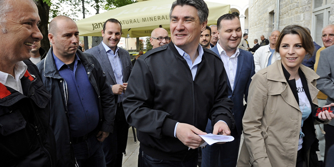 Sinj, 180415.Predsjednik Vlade Zoran Milanovic danas je posjetio Alkarske dvore koji su u fazi dovrsavanja gradjevinskih radova, a koji bi trebali biti zavrseni za ovogodisnju jubilarnu 300. Alku. Zoran Milanovic je i predsjednik Organizacijskog odbora jubilarne Alke.Na fotografiji: predsjednik VAD-a Stipe Jukic, Milanovic i gradonacelnik Sinja Ivica Glavan.Foto: Nikola Vilic / CROPIX