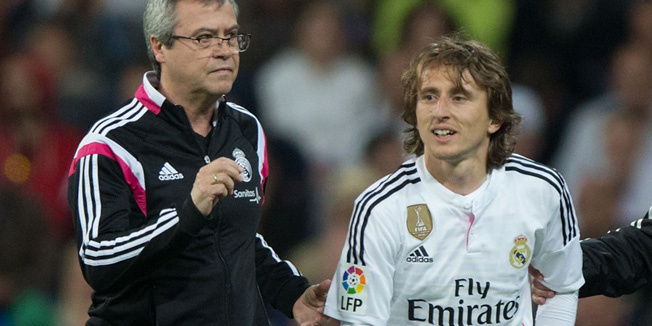 MADRID, SPAIN - APRIL 18:  Luka Modric of Real Madrid CF leaves the pitch after being damaged during the La Liga match between Real Madrid CF and Malaga CF at Estadio Santiago Bernabeu on April 18, 2015 in Madrid, Spain.  (Photo by Gonzalo Arroyo Moreno/Getty Images)