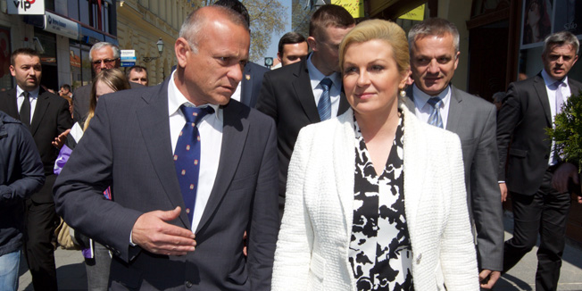 Vukovar, 200415.Predsjednica RH Kolonda Grabar-Kitarovic u svom prvom posjetu Vukovaru kao predsjednica drzave. Polozila je vijenac i zapalila svijecu na Memorijanom groblju nakon cega je posjetila i spomen obiljezje na Ovcari. Nakon Ovcare predsjednica je razgovarala sa celnicima grada i predstavnicima udruga proisteklih iz Domovinskog rata.Na fotografiji: predsjednica Kolinda Grabar Kitarovic i Tomislav Josic predsjednik Stozera za obranu hrvatskog Vukovara.Foto: Vlado Kos / Cropix