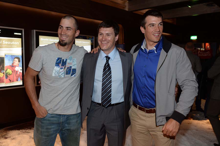 Zagreb, 200415. Branimir centar.Premijera filma Ghnoti seauton o Janici i Ivici Kostelic.  Gnothi Seauton je dokumentarni film koji je stvaran 23 godine o trnovitom putu i sportskim trijumfima cudesne obitelji Kostelic.Na fotografiji: Veslaci Valent i Martin Sinkovic s Ivicom Kostelic.Foto: Goran Mehkek / CROPIX