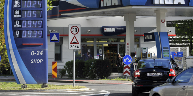 Zagreb, 210415.U tri dana gorivo je poskupjelo vec dva puta, sto predstavlja najvece povecanje cijena u posljednjih nekoliko godina.Na fotografiji: Nove cijene goriva na benzinskim postajama INE.Foto: Bruno Konjevic / CROPIX