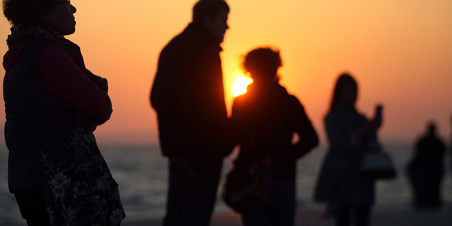 Zadar, 210415. Zadarska riva. Jos jedan zalazak sunca sa zadarske rive veceras su ispratili brojni turisti. Kao i svake proljetne veceri, veliki broj ih se okupio na Morskim orguljama i Pozdravu Suncu kako bi uzivali u prekrasnim prizorima. Foto: Jure Miskovic / CROPIX