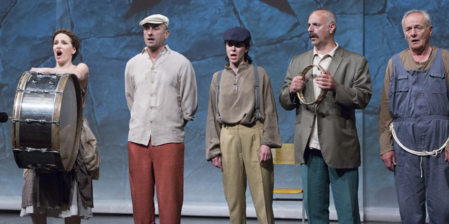 Split, 210415.Hrvatsko narodno kazaliste.U Hrvatskom narodnom kazalistu svecano je otvoren Festival hrvatske drame 25. Marulicevi dani a na repertoaru je bila Predstava Hamleta u selu Mrdusa Donja.Na fotografiji: Predstava Hamleta u selu Mrdusa Donja. Foto: Vladimir Dugandzic / CROPIX