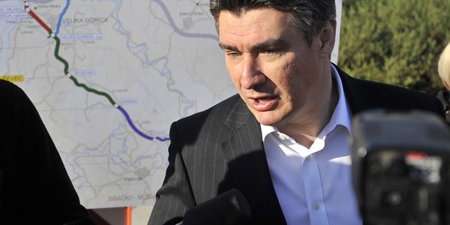 Zagreb, 220415.Naplatne kucice Lekenik.Premijer Zoran Milanovic i Ministar pomorstva, prometa i infrastrukture Sinisa Hajdas Doncic prisustvovali su jutros pustanju u promet dionice autoceste A11 Zagreb-Sisak izmedju Busevca i Lekenika.Na fotografiji: Zoran Milanovic.Foto: Damir Krajac / CROPIX